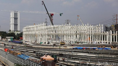 Super Sibuk, Para Pekerja Terus Selesaikan Depo LRT Bekasi