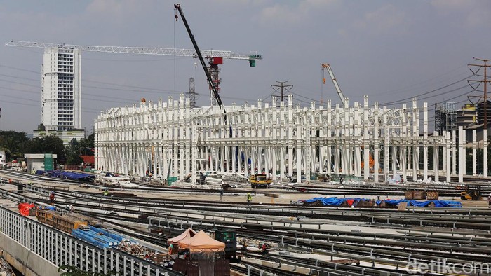 Pembangunan Depo LRT Terus Dikebut Sejumlah pekerja menyelesaikan proyek infrastruktur Depo LRT (Light Rail Transit) di Jatimulya, Bekasi, Jawa Barat, Jumat (7/1/2021). Pembangunan depo yang termasuk dalam rangkaian LRT Jabodebek (Jakarta Bogor Depok dan Bekasi) itu telah mencapai 84,76 persen dan ditargetkan dapat diuji coba pada April 2022.