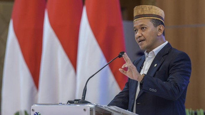 PEMERINTAH AKAN CABUT 2.078 IZIN USAHA TAMBANG BATU BARA Menteri Investasi/Kepala Badan Koordinasi Penanaman Modal Bahlil Lahadalia menyampaikan keterangan pers terkait pencabutan Izin Usaha Pertambangan (IUP), Hak Guna Usaha (HGU), dan Hak Guna Bangunan (HGB) terhadap sejumlah perusahaan di Kantor BKPM, Jakarta, Jumat (7/1/2022). Pemerintah pada Senin (10/1/2022) akan mencabut 2.078 izin usaha tambang batu bara yang sudah diberikan kepada para pengusaha karena para pelaku usaha tersebut tidak pernah memanfaatkan IUP serta tidak pernah menyampaikan rencana kerja kepada pemerintah pemerintah. ANTARA FOTO/Galih Pradipta/rwa.