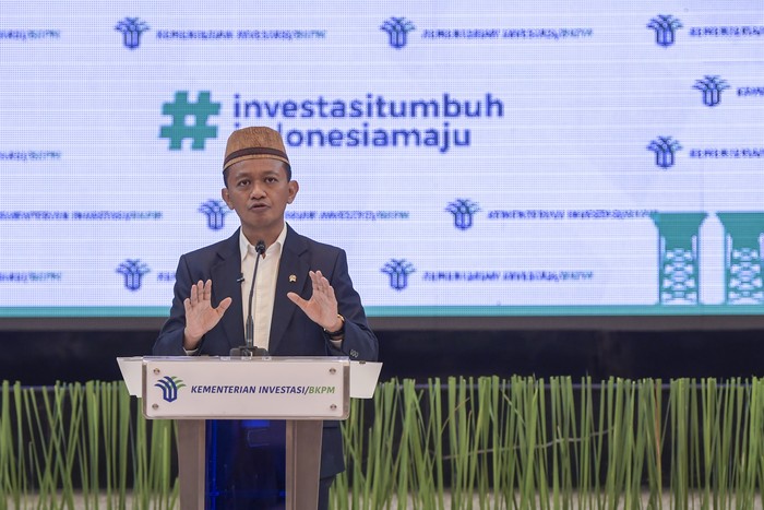 Menteri Investasi/Kepala Badan Koordinasi Penanaman Modal Bahlil Lahadalia menyampaikan keterangan pers terkait pencabutan Izin Usaha Pertambangan (IUP), Hak Guna Usaha (HGU), dan Hak Guna Bangunan (HGB) terhadap sejumlah perusahaan di Kantor BKPM, Jakarta, Jumat (7/1/2022). Pemerintah pada Senin (10/1/2022) akan mencabut 2.078 izin usaha tambang batu bara yang sudah diberikan kepada para pengusaha karena para pelaku usaha tersebut tidak pernah memanfaatkan IUP serta tidak pernah menyampaikan rencana kerja kepada pemerintah pemerintah. ANTARA FOTO/Galih Pradipta/rwa.
