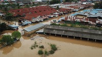 Suasana Pasar Youtefa yang terendam banjir di Abepura, Jayapura, Papua, Jumat (7/1/2022).