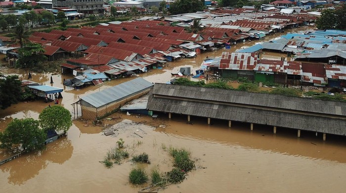 Suasana Pasar Youtefa yang terendam banjir di Abepura, Jayapura, Papua, Jumat (7/1/2022). Berdasarkan data BNPB hujan lebat dan tanah longsor di sejumlah wilayah Jayapura telah mengakibatkan enam orang meninggal dunia. ANTARA FOTO/Fredy Fakdawer/wpa/hp.