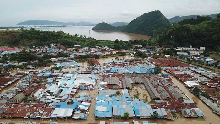 Penampakan Pasar Youtefa Jayapura yang Terendam Banjir Suasana Pasar Youtefa yang terendam banjir di Abepura, Jayapura, Papua, Jumat (7/1/2022). Berdasarkan data BNPB hujan lebat dan tanah longsor di sejumlah wilayah Jayapura telah mengakibatkan enam orang meninggal dunia. ANTARA FOTO/Fredy Fakdawer/wpa/hp.