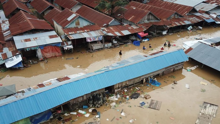 Penampakan Pasar Youtefa Jayapura yang Terendam Banjir Suasana Pasar Youtefa yang terendam banjir di Abepura, Jayapura, Papua, Jumat (7/1/2022). Berdasarkan data BNPB hujan lebat dan tanah longsor di sejumlah wilayah Jayapura telah mengakibatkan enam orang meninggal dunia. ANTARA FOTO/Fredy Fakdawer/wpa/hp.