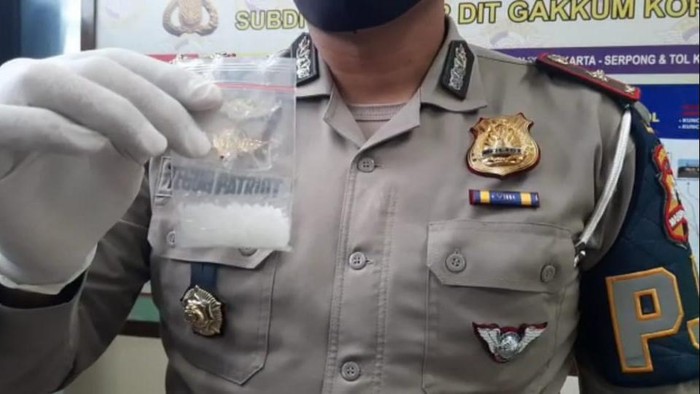 Penampakan serbuk kristal diduga sabu yang ditemukan di GT Serpong