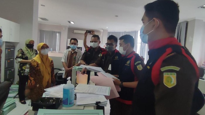 Penggeledahan di kantor bank milik Pemkot Cilegon (dok. Kejari Cilegon)