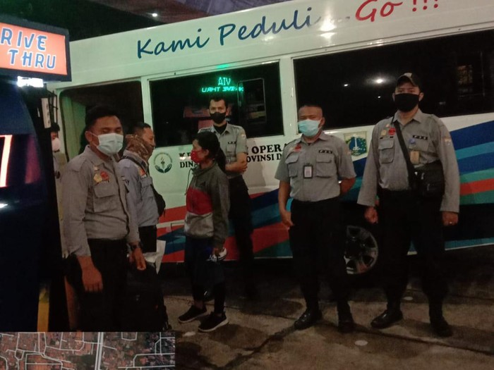 Petugas Sudinsos Jaksel mengevakuasi seorang perempuan dari sebuah masjid. Wanita yang dievakuasi sudah tiga hari berada di masjid tersebut. (dok Sudinsos Jaksel)