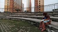 Saat ini jarak tower yang digunakan tempat karantina sangat dekat dengan tower penghuni rusun.