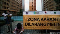 Bahkan tower karantina dan penghuni rusun hanya dipisahkan dengan pagar saja.