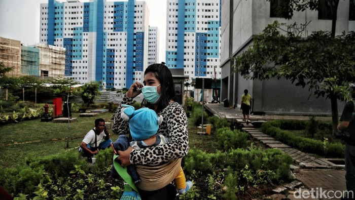 Sejumlah penghuni beraktivitas di kawasan Rusun Nagrak, Cilincing, Jakarta Utara, Rabu (5/1). Perlu diketahui saat ini tower 1,2,3 dan 5 Rusun Nagrak digunakan untuk tempat isolasi mandiri Pekerja Migran Indonesia.