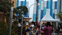 Di sisi lain tempat isolasi itu berdampingan dengan penghuni rusun Nagrak.
