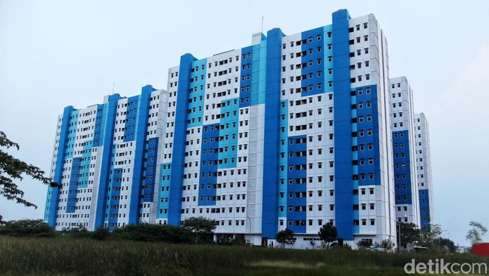 Sejumlah penghuni beraktivitas di kawasan Rusun Nagrak, Cilincing, Jakarta Utara, Rabu (5/1). Perlu diketahui saat ini tower 1,2,3 dan 5 Rusun Nagrak digunakan untuk tempat isolasi mandiri Pekerja Migran Indonesia.