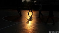 Pantauan di lapangan, para penghuni rusun tampak beraktivitas dengan normal.