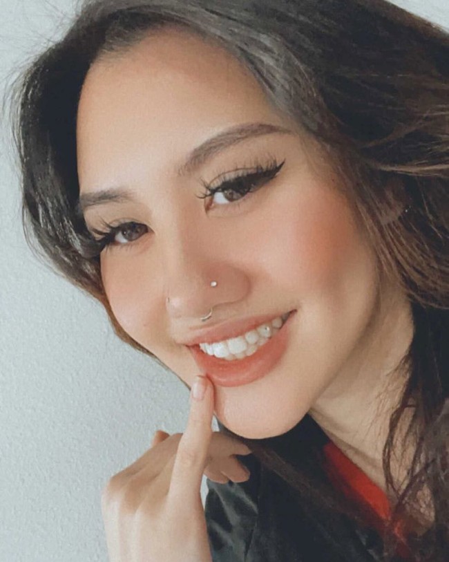 Setiap wanita menginginkan penampilan yang awet muda seiring dengan bertambahnya usia. Tapi ternyata wajah yang tak sesuai usia tak selalu menguntungkan seperti yang dicurhatkan seorang model berpenampilan 20 tahun lebih muda ini.Foto: Instagram @xoprincessapril