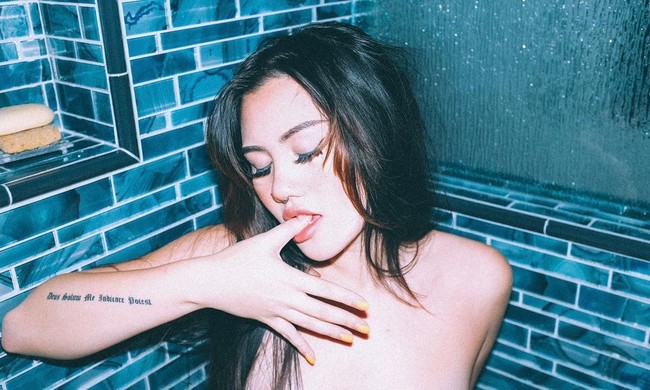 Video itu jadi viral karena banyak netizen tidak percaya bahwa Princess April sudah memasuki kepala empat. Ia bahkan terlihat seperti wanita 20an. Aku pikir kamu adalah remaja, Aku tidak percaya usiamu 44, Usiaku 24 dan orang akan bertanya bagaimana aku berpacaran dengan gadis lebih muda jika kamu milikku, tulis netizen.Foto: Instagram @xoprincessapril