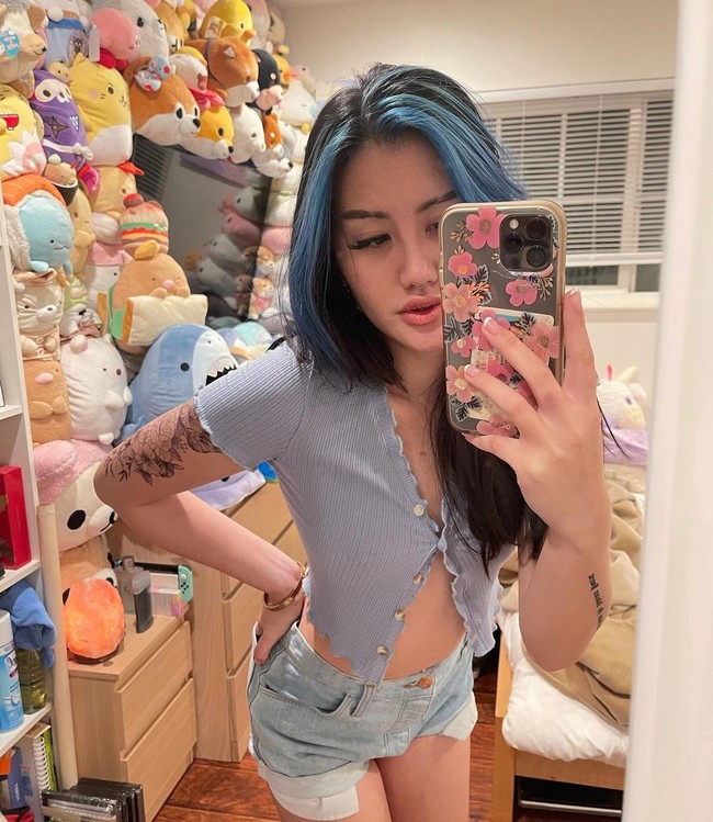 Setelah itu, Princess April membeberkan bahwa usianya sebenarnya menginjak 44 tahun yang mengejutkan para netizen.Foto: Instagram @xoprincessapril