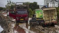 Proyek rehabilitasi Jalan Ahmad Yani Lianganggang Kota Banjarbaru hingga batas Kabupaten Tanah Laut yang menelan anggaran sebesar Rp74 miliar itu hingga kini tak kunjung selesai.