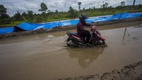 Tak hanya menggangu transportasi, proyek ini pun berdampak pada ekonomi masyarakat setempat.