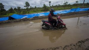 Proyek Tak Kunjung Selesai, Jalan Trans Kalimantan Bak Kubangan