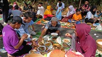 Tradisi Nyaran Pepunden dilaksanakan setahun sekali oleh masyarakat petani kopi setempat untuk mendoakan arwah leluhur.  