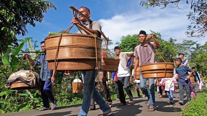 Rajut Silaturahmi Lewat Tradisi Nyadran Pepunden Warga menyantap berbagai jenis makanan bersama-sama saat tradisi Nyadran Pepunden di Dusun Kebondalem, Kemiri, Kaloran, Temanggung, Jawa Tengah, Jumat (7/1/2022). Tradisi Nyaran Pepunden dilaksanakan setahun sekali oleh masyarakat petani kopi setempat untuk mendoakan arwah leluhur sekaligus sebagai wujud kerukunan warga pedesaan. ANTARA FOTO/Anis Efizudin/rwa.