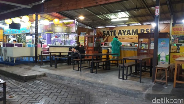 Mulai dari dimsum, kebab, gado-gado hingga hidangan Arab hingga India. Kawasan ini buka hingga pukul 22.00. (Tasya Khairally/detikcom) Mulai dari dimsum, kebab, gado-gado hingga hidangan Arab hingga India. Kawasan ini buka hingga pukul 22.00. (Tasya Khairally/detikcom)