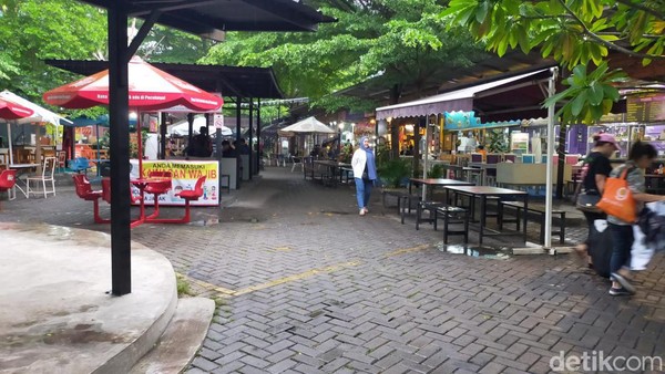 Rasuna Garden mengusung konsep UMKM. Ada sekitar 60-an pedagang di area sebesar 4.000 meter. (Tasya Khairally/detikcom) Rasuna Garden mengusung konsep UMKM. Ada sekitar 60-an pedagang di area sebesar 4.000 meter. (Tasya Khairally/detikcom)