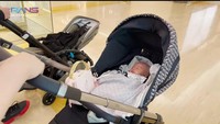 Namun sorotan netizen mengarah ke stroller Dior milik Rayyanza. Foto: YouTube RANS Entertainment