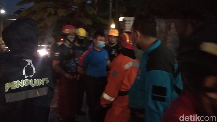 Seorang anak di Surabaya dilaporkan tenggelam. Korban tenggelam saat berenang menyeberangi sungai di Jalan Kartini di bawah guyuran hujan.