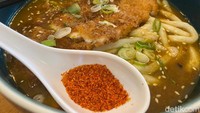 Menggunakan mie udon, kuah kari di sini tidak terlalu kental. Kuah kari dilengkapi dengan potongan wortel dan kentang rebus, lalu di atasnya diberikan chicken katsu garing yang juicy di setiap gigitan.  Foto: detikFood