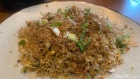 Selain Katsu Curry Udon nya yang enak, Yakimeshi atau nasi goreng ala Jepangnya juga jadi incaran pelanggan setia di REN Coffee. Yakimeshi (Rp 38.000) di sini tampi sederhana dengan tambahan daging ayam potong dan telur sebagai topping utamanya. Foto: detikFood