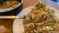 Yakimeshi ini dilengkapi dengan tambahan wortel dan daun bawang. Serta taburan katsuobushi atau abon dari ikan tuna. Cita rasa nasi gorengnya lebih gurih karena ada tambahan katsubushi dan daun bawang. Porsinya juga mengenyangkan, cocok bagi yang sedang lapar. Foto: detikFood