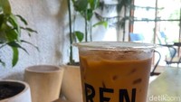 Jangan lupa pesan menu Kopi Kakek Legend (Rp 34.000 ++). Menu yang satu ini cukup unik karena berbeda dengan es kopi susu kekinian yang biasanya mengandalkan gula aren. Foto: detikFood