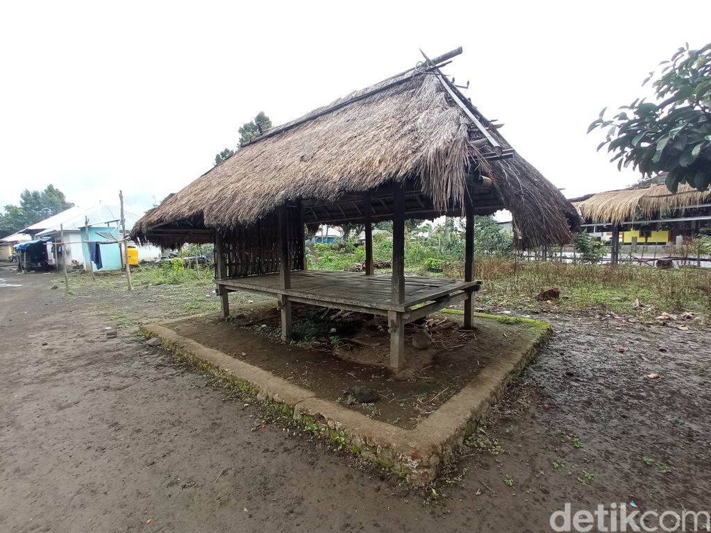 Rumah adat pemangku gunung di Sembalun