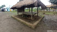 Di depan rumah adat, ada pendopo keluarga yang bernama beruga. Hanya orang penting dan mangku gunung yang boleh duduk di sana saat ritual dilaksanakan. (Bonauli/detikcom)