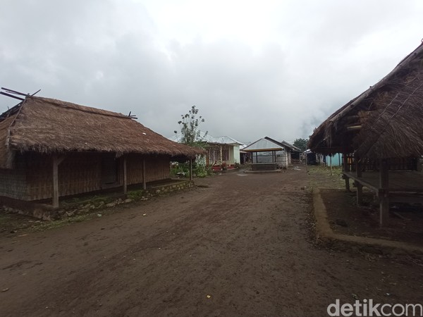 Bukan sebagai tempat tinggal, rumah adat ini digunakan sebagai tempat penyimpanan benda pusaka ritual mangku gunung. (Bonauli/detikcom) Bukan sebagai tempat tinggal, rumah adat ini digunakan sebagai tempat penyimpanan benda pusaka ritual mangku gunung. (Bonauli/detikcom)