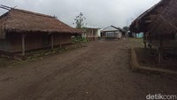 Bukan sebagai tempat tinggal, rumah adat ini digunakan sebagai tempat penyimpanan benda pusaka ritual mangku gunung. (Bonauli/detikcom)