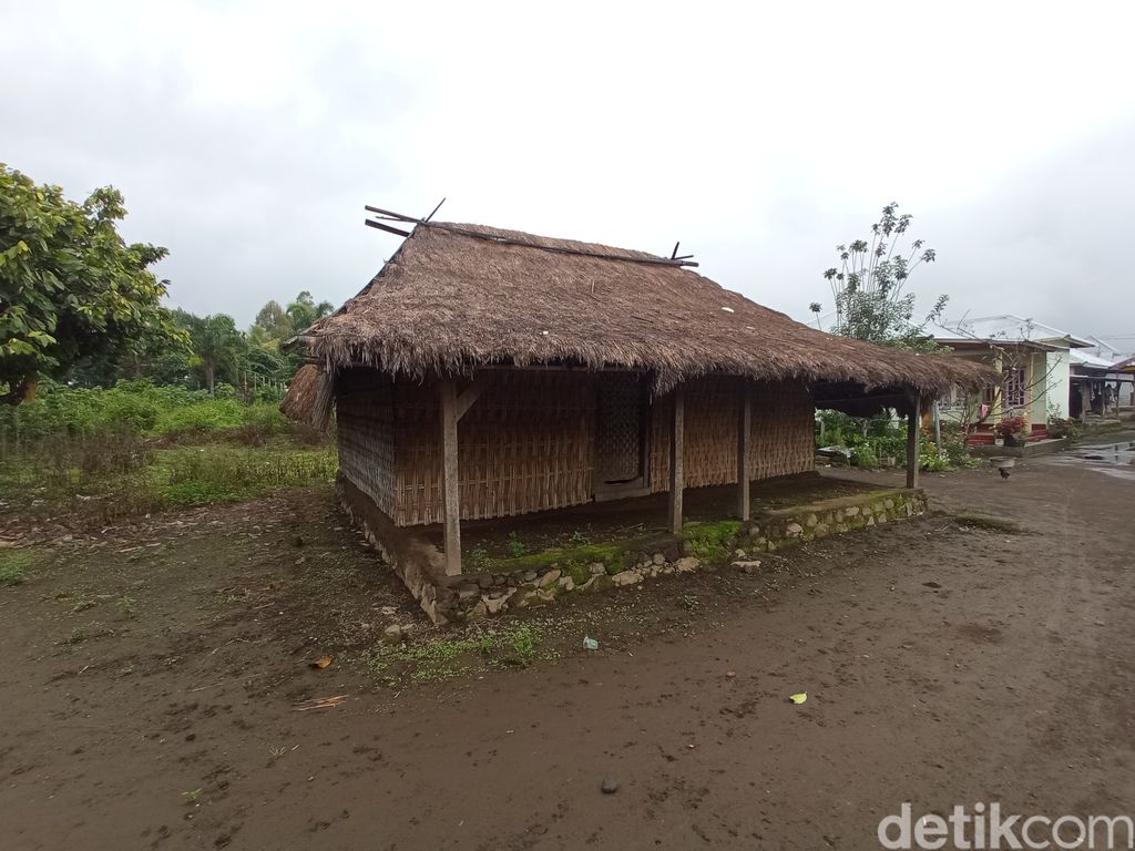 Rumah adat pemangku gunung di Sembalun