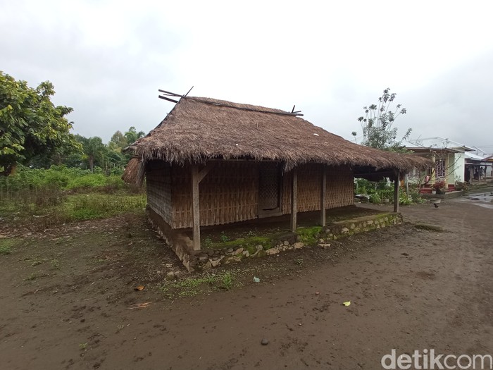 Rumah adat pemangku gunung di Sembalun Rumah adat pemangku gunung di Sembalun