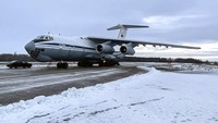 Pesawat yang mengangkut pasukan siap lepas landas menuju Kazakhstan. Belarusian Defense Ministry Press Service via AP