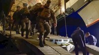 Pengiriman pasukan dilakukan seiring situasi di Kazakhstan yang memanas, dengan puluhan orang tewas ketika mencoba menyerbu gedung-gedung pemerintah. RU-RTR Russian Television via AP.