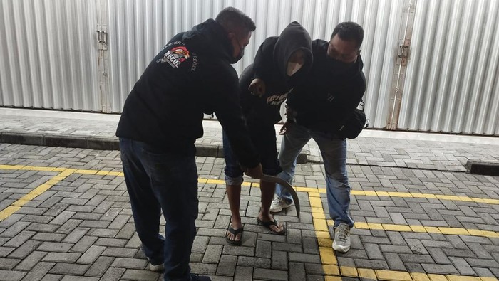 Seorang pelajar di Yogya inisial LG (17) ditangkap polisi setelah membawa celurit dan membuat onar.