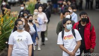 Sejumlah penonton menjaga jarak saat antre dalam kegiatan simulasi kehadiran penonton saat pertandingan basket di Hall Basket Senayan, Jakarta, Jumat (7/1/2022).