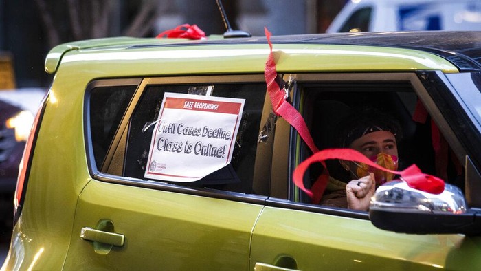 Serikat Guru di AS Tolak Belajar Tatap Muka Saat Gelombang Omicron Members of the Chicago Teachers Union and supporters stage a car caravan protest outside City Hall in the Loop, Wednesday evening, Jan. 5, 2022. Chicago school leaders canceled classes in the nationβs third-largest school district for the second straight day after failing to reach an agreement with the teachers union over remote learning and other COVID-19 safety protocols. (Ashlee Rezin /Chicago Sun-Times via AP)