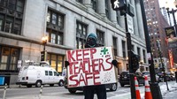 Dikabarkan, serikat guru Chicago berusaha untuk kembali ke sistem pembelajaran jarak jauh selama gelombang infeksi baru Omicron.  