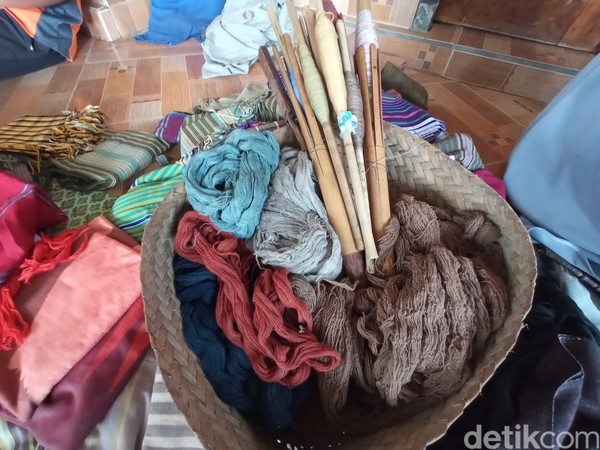 Berbagai perkakas menenun miliknya dibeli dari kantong sendiri dengan harga yang tak murah. Karena sudah banyak keluarga yang menjual alat tenun. (Bonauli/detikcom) Berbagai perkakas menenun miliknya dibeli dari kantong sendiri dengan harga yang tak murah. Karena sudah banyak keluarga yang menjual alat tenun. (Bonauli/detikcom)