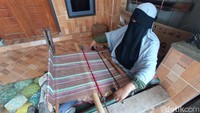 Weny, seorang penenun di komunitas tersebut mengaku bahwa kini hanya ada 35 penenun yang masih aktif di sana. (Bonauli/detikcom)