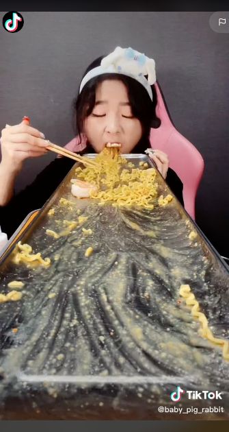 Seorang TikToker Asal Korea Selatan Mukbang Indomie Goreng Sebanyak 5 Bungkus dengan Lahap.