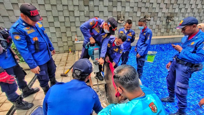 Tim Damkar Tangsel evakuasi bocah terjepit di kolam renang di Pamulang, Tangsel