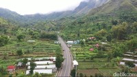 Dari titik ini, traveler yang bermain drone bisa melihat seluruh kawasan Sembalun. (20detik)